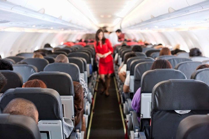 Un tribunal de EE.UU. exige a la oficina federal de aviación que legisle sobre la distancia entre los asientos